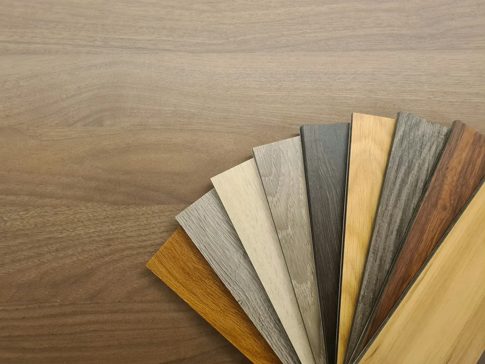 Muestras de pisos laminados tipo madera en distintos tonos