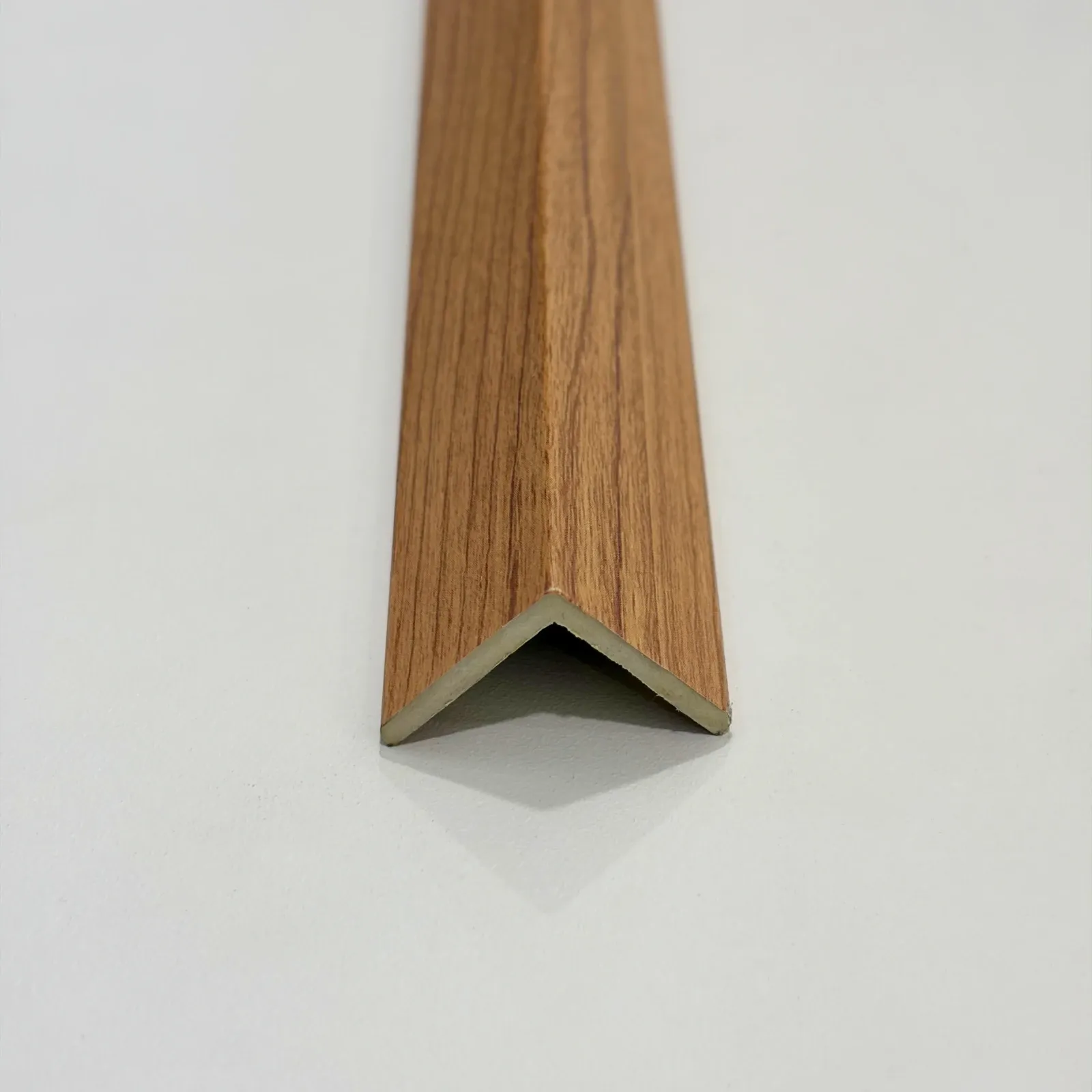 Angulo para lambrin interior WPC 2.90m — Zebrano Claro y Roble con fondo negro