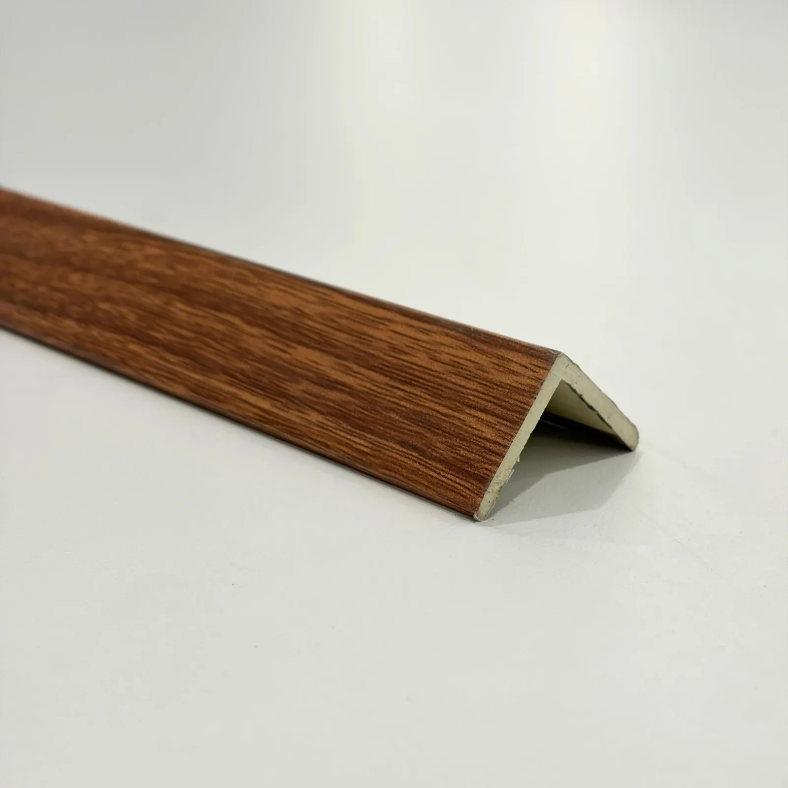 Angulo para lambrin interior WPC 2.90m — Nogal Premium con Fondo negro y Nogal Clásico